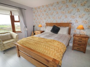 7 bedrooms, individually decorated, individually furnished, free WiFi - House on Ring Fort Hill (Ballyhork)