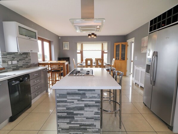 Dishwasher, electric kettle, toaster, cookware/dishes/utensils - House on Ring Fort Hill (Ballyhork)