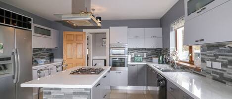 Mesin pencuci piring, ketel listrik, dan pemanggang roti