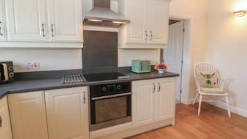 Fridge, dishwasher, cookware/dishes/utensils