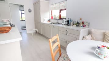 Dishwasher, electric kettle, toaster, cookware/dishes/utensils