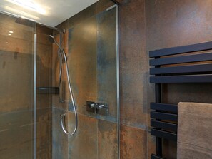 Douche, sèche-cheveux