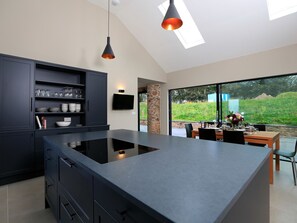 Réfrigérateur, lave-vaisselle, bouilloire électrique, grille-pain