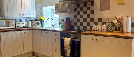 Kühlschrank, Geschirrspüler, Wasserkocher, Toaster