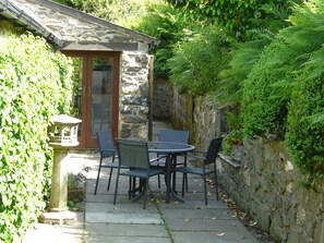 Outdoor dining - Preseli Hills Cottage (Fishguard)