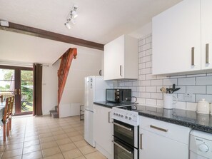 Dishwasher, electric kettle, toaster, cookware/dishes/utensils - Wildberry Cottage (Burnham-on-Sea)