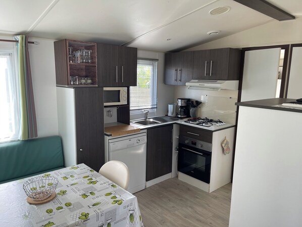 Fridge, microwave, oven, stovetop - Welcome to Lily's Mobile Home (Bernières-sur-Mer)
