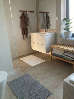 ヘアドライヤー、タオル、石鹸、トイレットペーパー