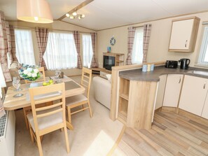 Dining - Coastal Cottage (Chichester)