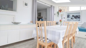 Una cocina moderna y luminosa con comedor.
