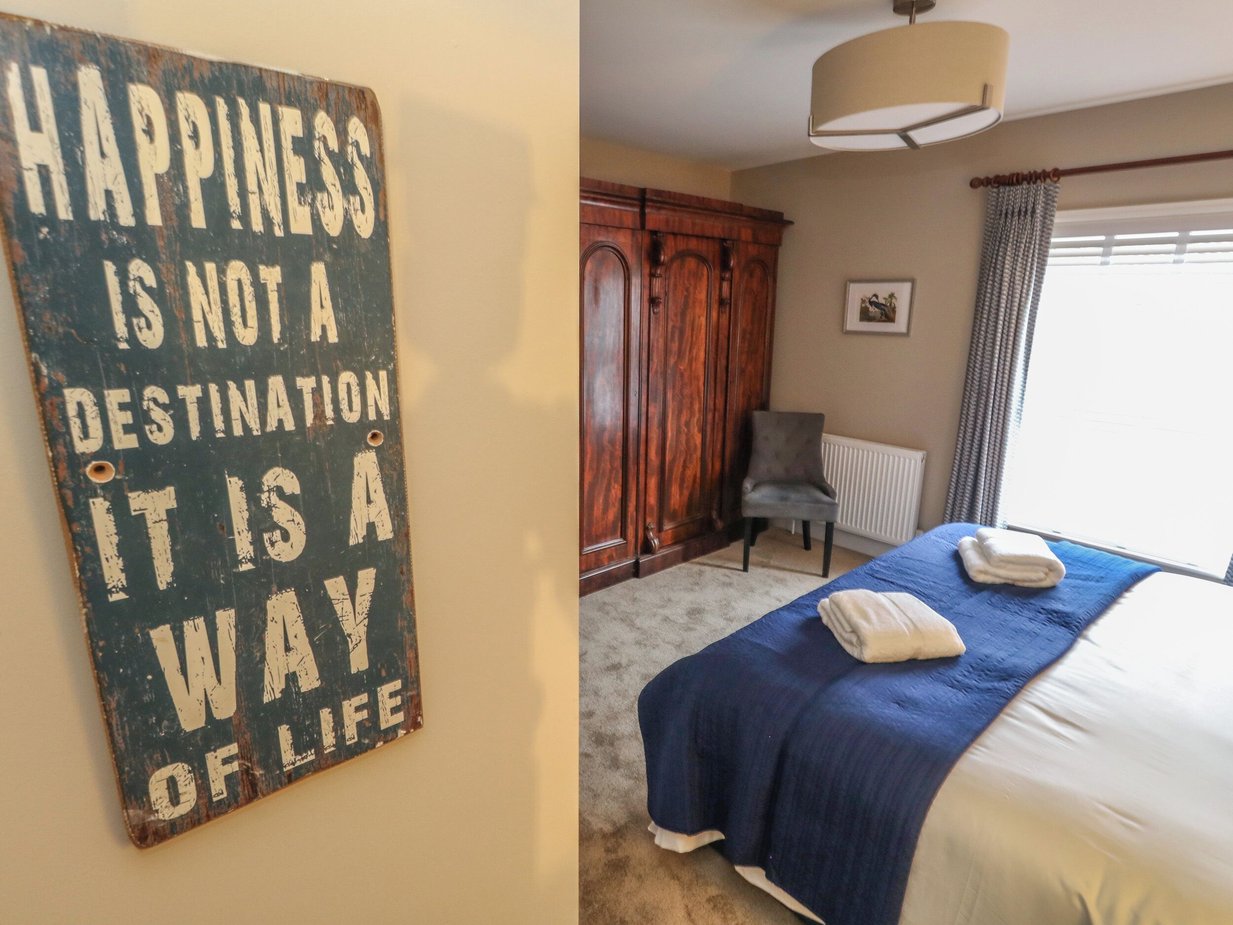 Ein Schlafzimmer mit Bett, Stuhl, Kleiderschrank und einem Schild an der Wand.