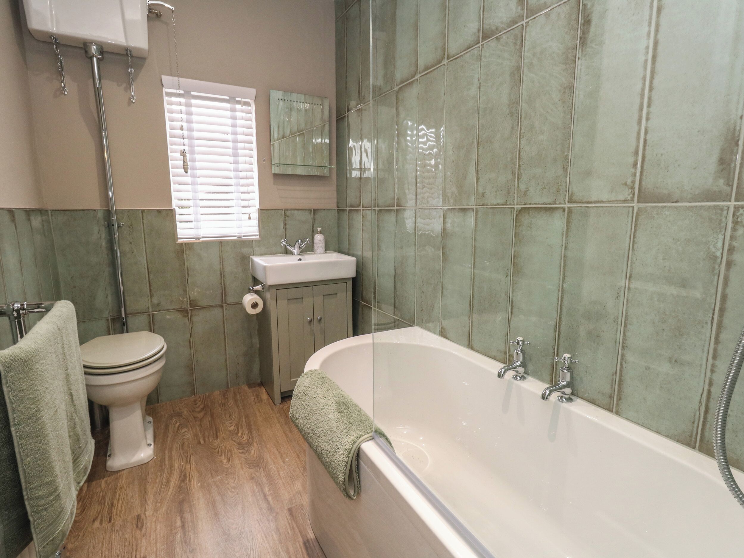 Un bagno con un water, un lavandino e una vasca da bagno.