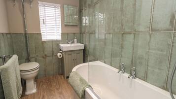 Un bagno con un water, un lavandino e una vasca da bagno.