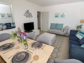 Living area - Sundowners (Ryde)