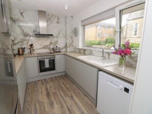 Refrigerador, lavavajillas, tetera eléctrica y tostadora 