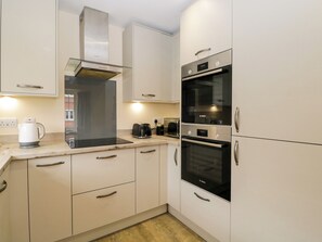 Fridge, dishwasher, electric kettle, toaster - Bungalow - No. 37 (Ross-on-Wye)