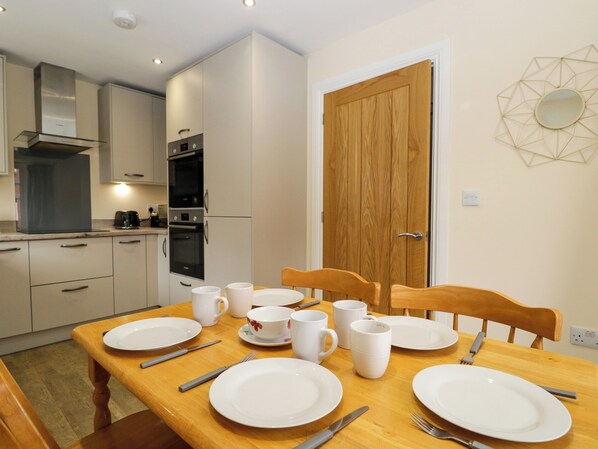 Fridge, dishwasher, electric kettle, toaster - Bungalow - No. 37 (Ross-on-Wye)