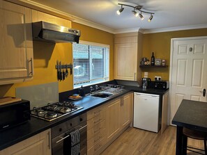 Cottage | Private kitchen | Fridge, electric kettle, cookware/dishes/utensils - 22 Two Little Ducks (Lynton)