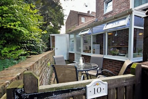 Outdoor dining - New Tower House- 10 Pear Tree Court (York)