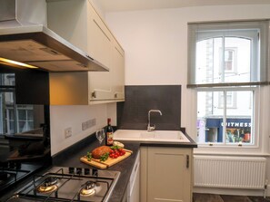 Een koelkast, een vaatwasser, een waterkoker, een broodrooster