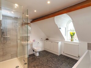Shower, hair dryer - Flowergate Heights (Whitby)