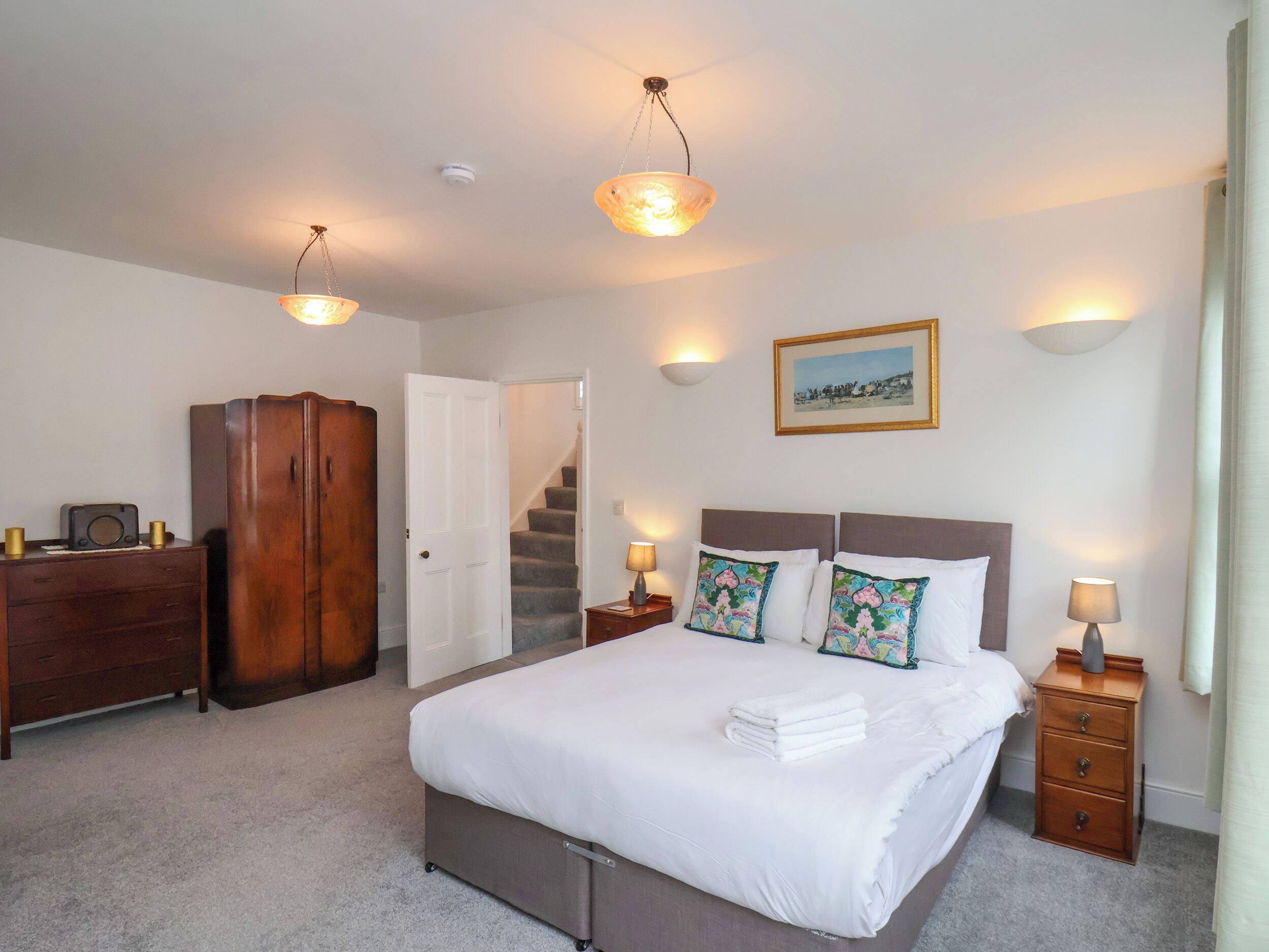 3 quartos, individualmente decorados, individualmente mobiliados