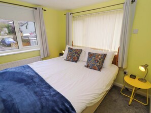 2 Schlafzimmer, individuell dekoriert, individuell eingerichtet