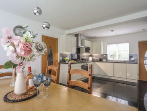 Tủ lạnh, máy rửa bát, ấm điện, lò nướng bánh mì 