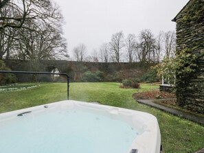 Outdoor spa tub - Riverside (Kendal)