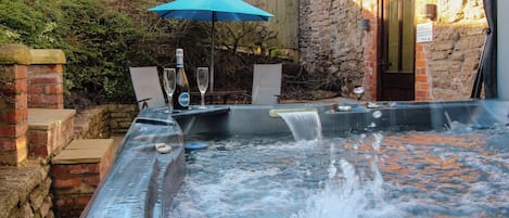 Outdoor spa tub