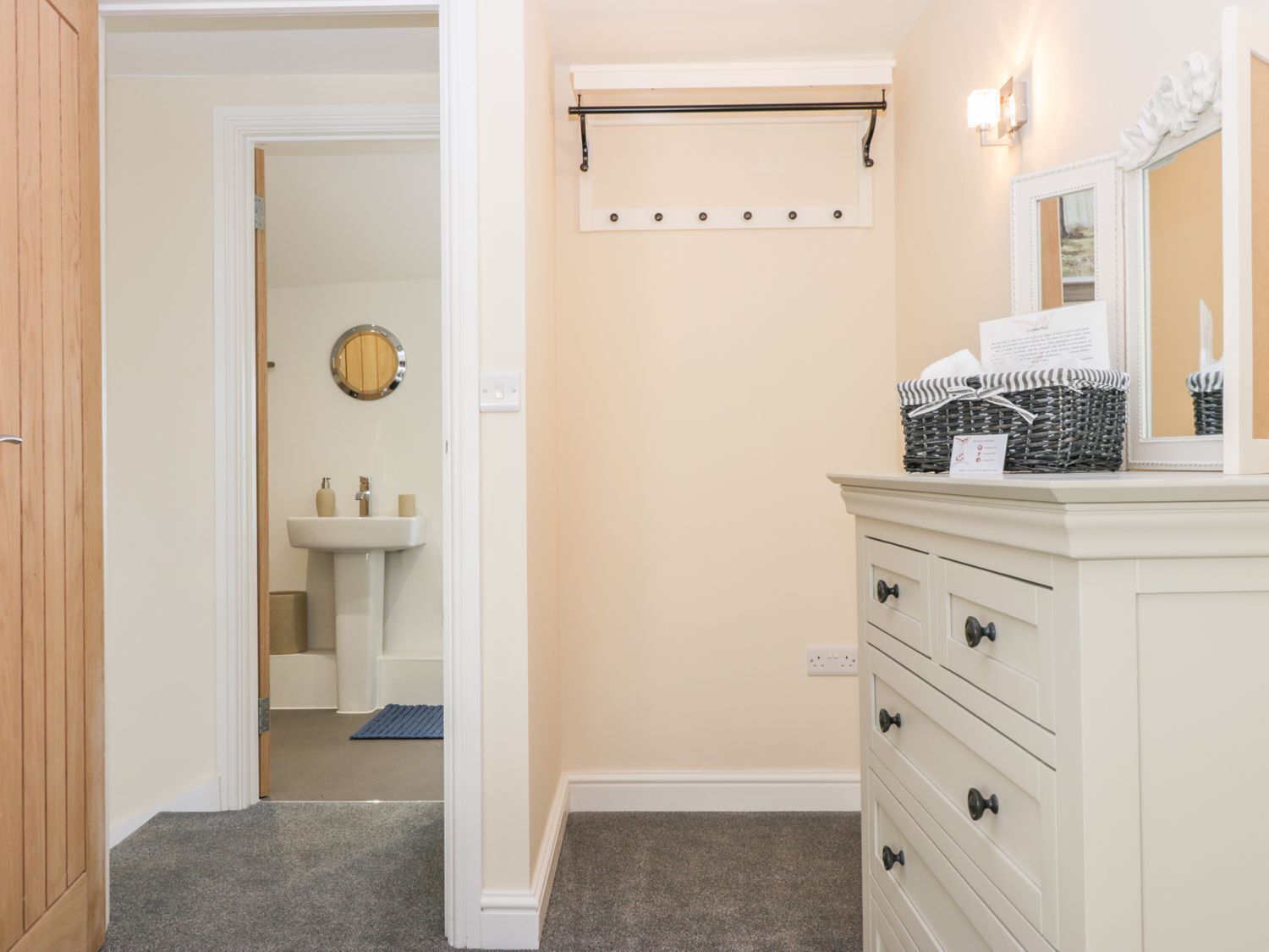 Une salle de bain équipée d’un lavabo, d’un miroir et d’un porte-serviettes.