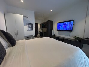1 bedroom, iron/ironing board, WiFi, bed sheets - Cozy studio in gorgeous Embassy's Gardens , Cantonment, with balcony (Accra)