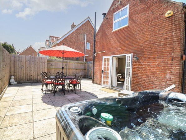 Outdoor dining - The Old Chapel (Dereham)