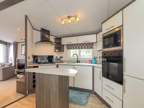 Refrigerador, tetera/pava eléctrica, tostadora, utensilios de cocina