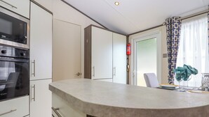 電冰箱、電熱水壺、烤麵包機、鍋具/餐盤/廚房用品