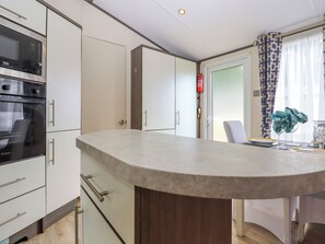 Réfrigérateur, bouilloire électrique, grille-pain