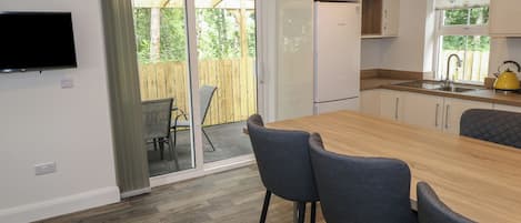 Een waterkoker, kookgerei, borden en bestek