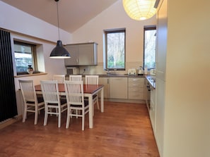 Fridge, dishwasher, electric kettle, toaster - Larch Lodge (Penrith)