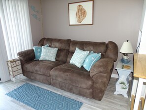 Smart TV - Cute 1 bedroom. View of the pool and bay. (Tybee Island)