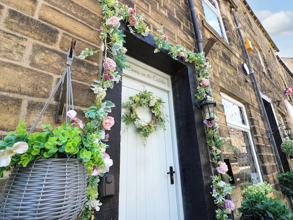 Cottage | Exterior detail - The Snug on the Cobbles (Keighley)