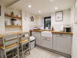 Geladeira, lava-louças, chaleira elétrica, torradeira