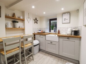 Fridge, dishwasher, electric kettle, toaster - The Snug on the Cobbles (Keighley)