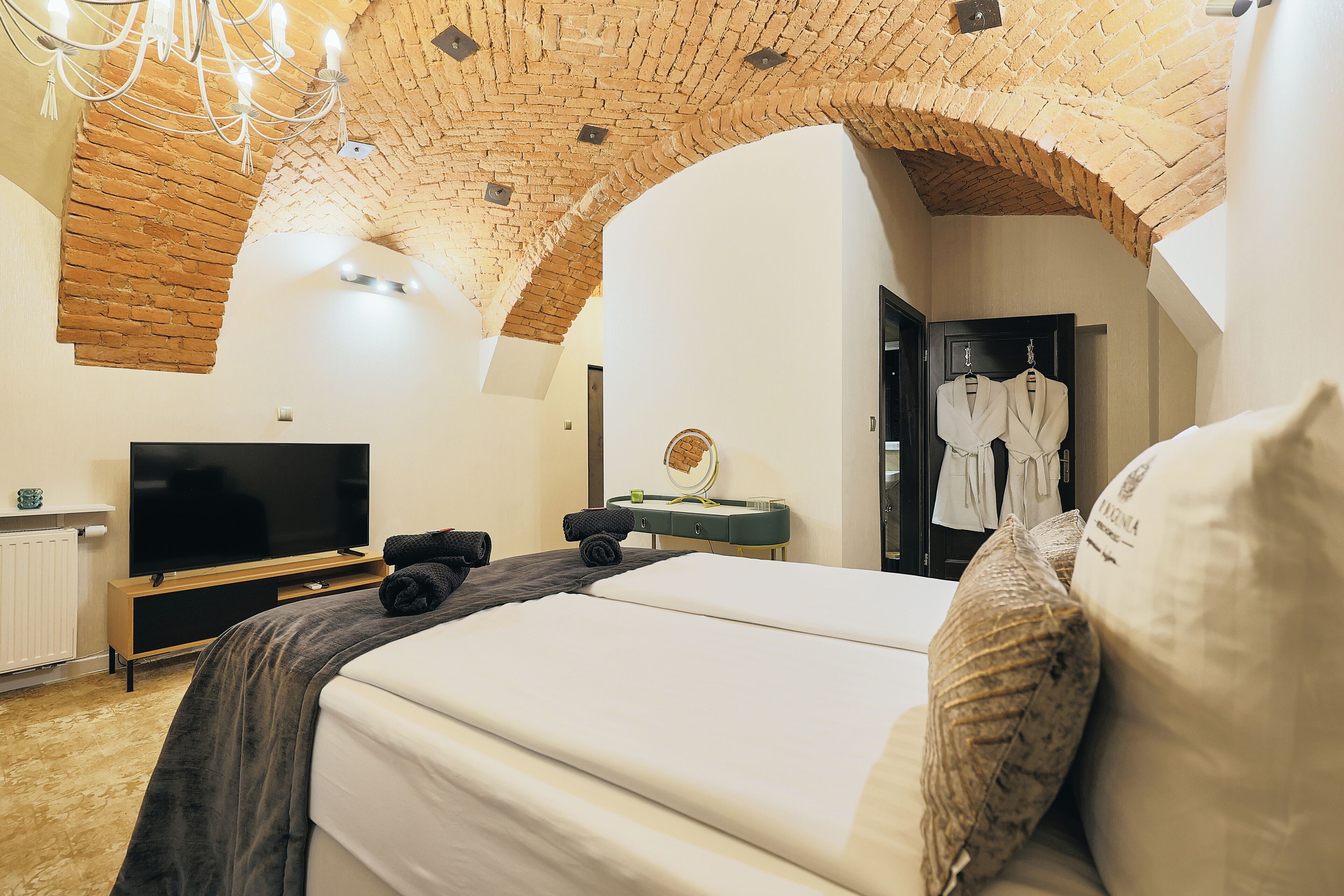 Comfort Apartment | Blackout drapes, iron/ironing board, WiFi (free), bed sheets