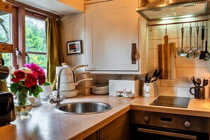 Kjøleskap, ovn, vannkoker og brødrister