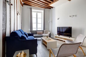 Living area - Charming 1BR in Saint-Germain Sleeps 4 (Paris)