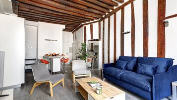 City Room, 1 Bedroom, Non Smoking, City View | Living area | 40-inch Smart TV with satellite channels