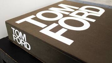 Un libro con el título "TOM FORD", de cubierta oscura y texto blanco.