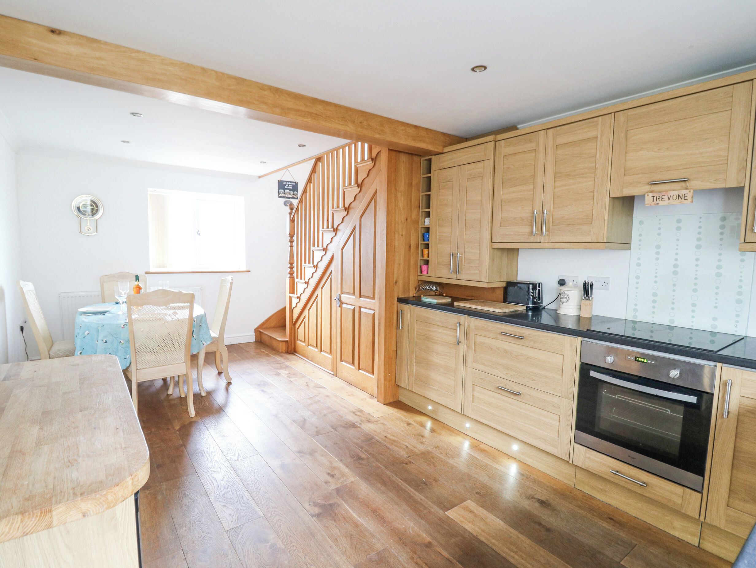 Kylskåp, diskmaskin, vattenkokare och brödrost