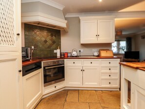 Fridge, dishwasher, electric kettle, toaster - Woodside Cottage (Skipton)