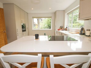 Réfrigérateur, lave-vaisselle, bouilloire électrique